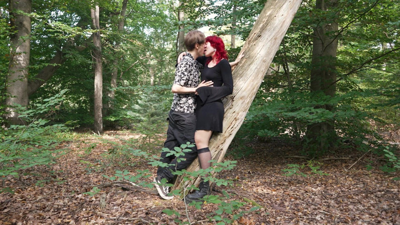 Cedric and Sofi: In forest fuck nimmt eine heiße rothaarige riesigen schwanz im...