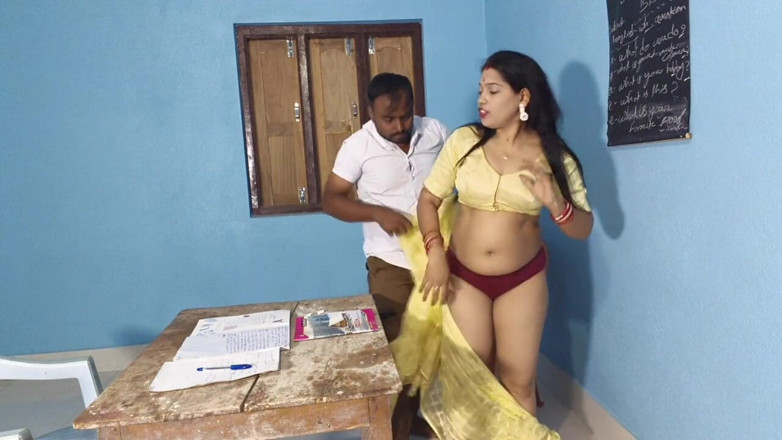 Sona bhabhi: Сексуальная учительница английского языка мадам обнаженная романтика со своим студентом в классном номере, часть -1