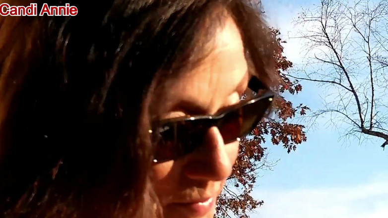 Candi Annie: Candi Annie melkt een lading warm romig sperma buitenshuis