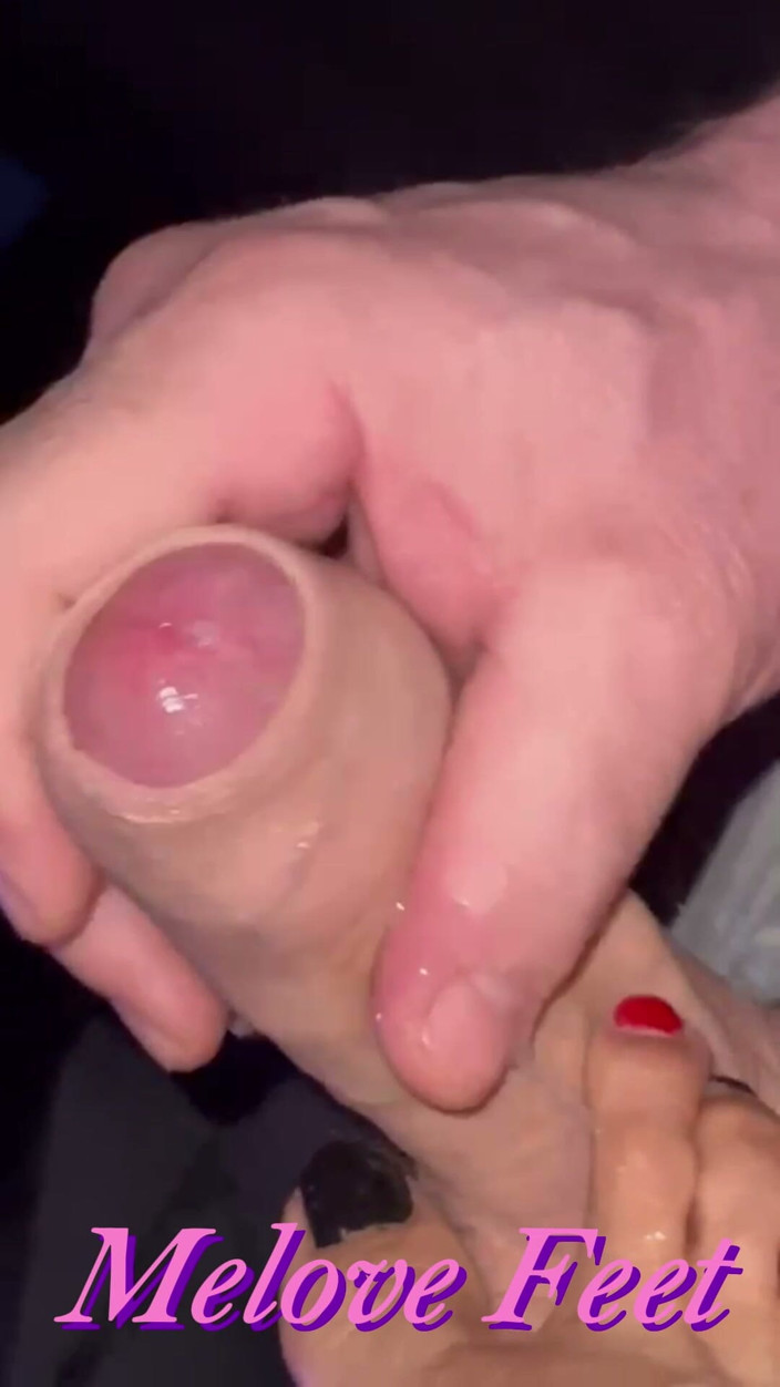 Naelor: Üvey baba seksi küçük ayaklarına boşalıyor