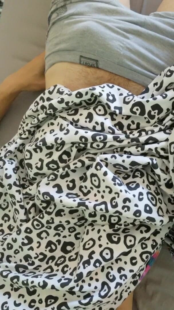 Rafael Torreano: Sexy mladík vytáhne boner a stříká v posteli
