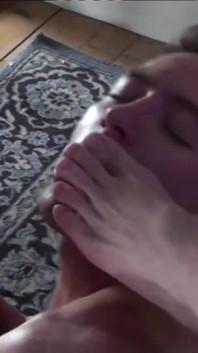Video esclusivo bareback: Trio con scopata anale insieme a ragazzi che amano i piedi