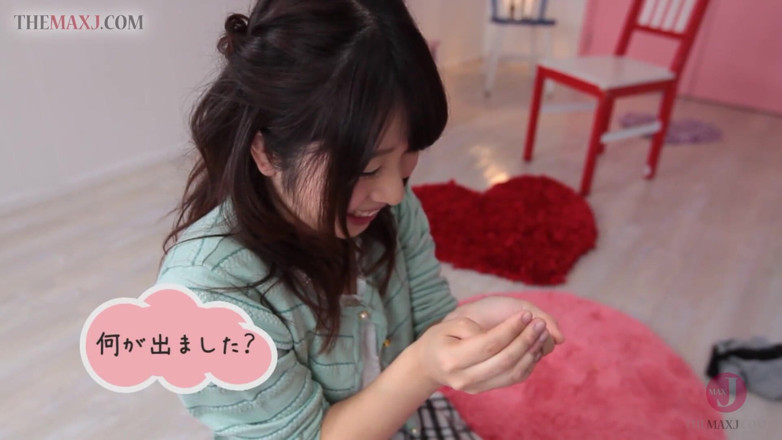 Asian happy ending: Remaja comel dengan pakaian menghisap zakarnya dan dapat pancutan hangat
