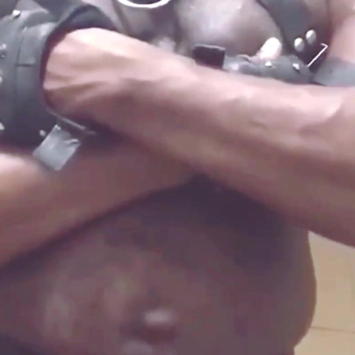 Black mature kinky muscle: Sesi toket dan mainan seks anal pakai celana dalam warna...
