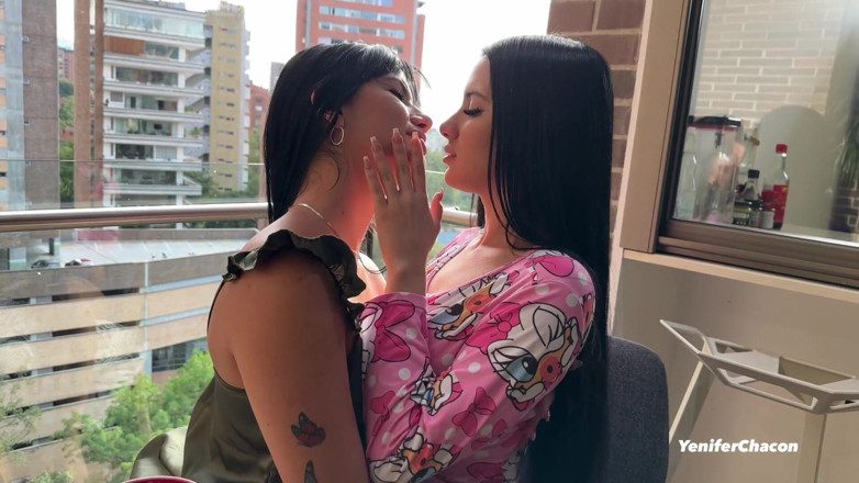 Yenifer Chacon: 내 남친이 집에 없는 동안 내 절친을 따먹어