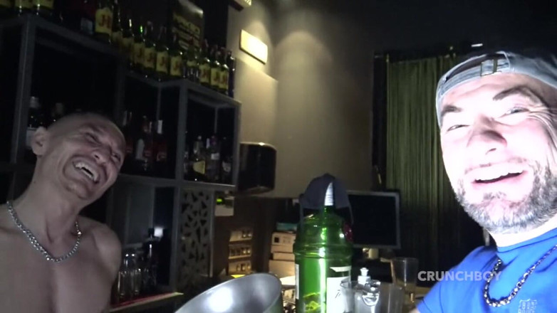 Pigs dudes bareback club: Rao barda xxl yarak babası tarafından prezervatifsiz sikiliyor