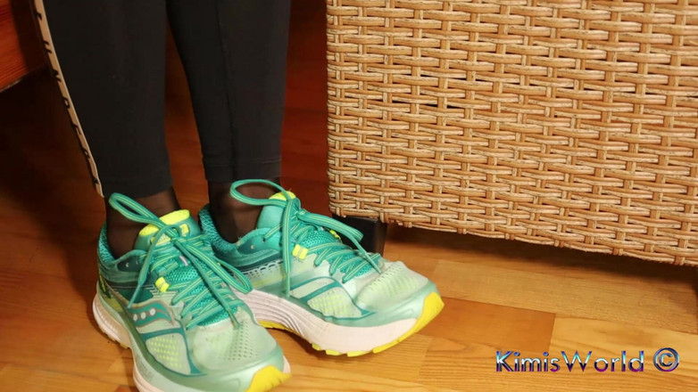 KimisWorld: Pieds en nylon après l’entraînement des baskets