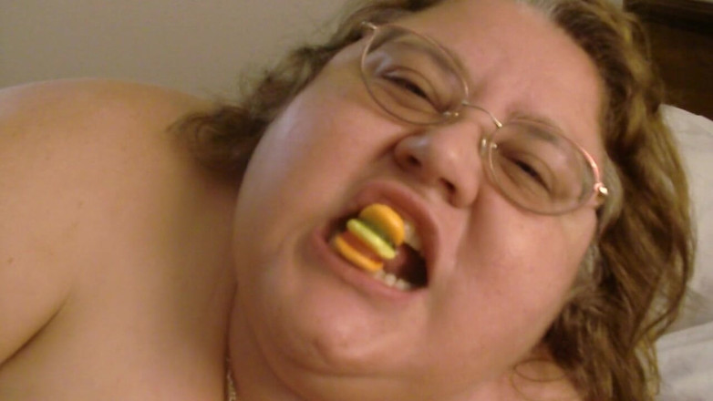 BBW nurse Vicki adventures with friends: 거유를 괴롭히는 미니 버거를 먹는 누드 ssbbw