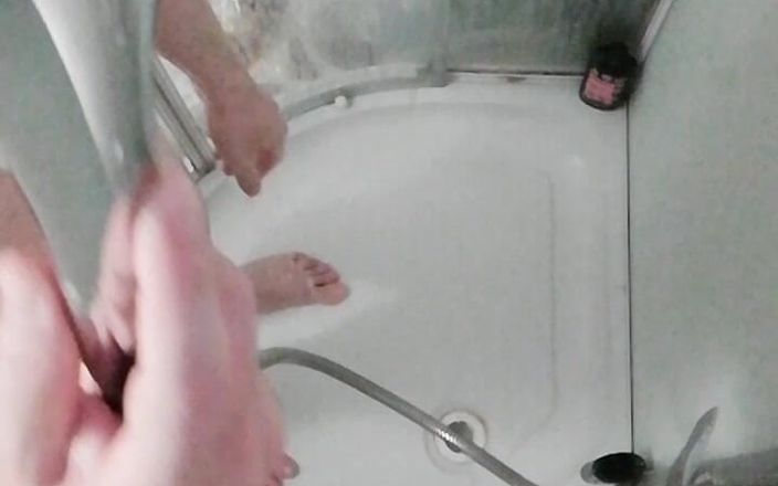 Danny Doe: Masturbation sous la douche détendue