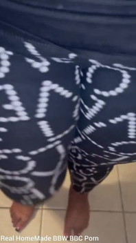 Je me promène désespérément envie de pisser dans ma culotte