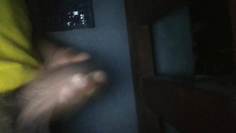 AlexAlejandro13: Afuera en la noche en el porche