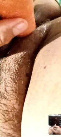 Video call hot sama gadis pantat bahenol yang lagi asik muasin memeknya pakai wortel