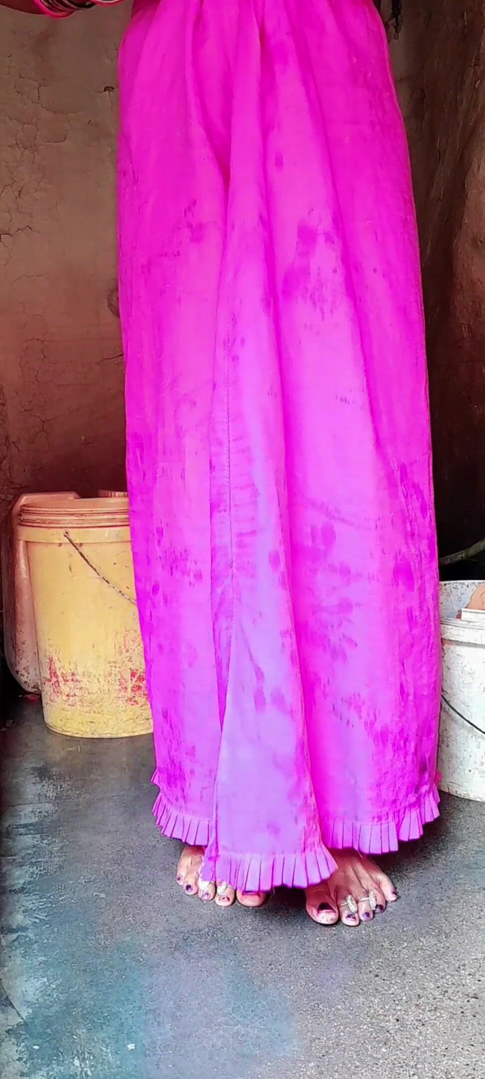 Renudbf: Bhabhi nóng bỏng đang tắm ở làng Bhabhi đang tắm