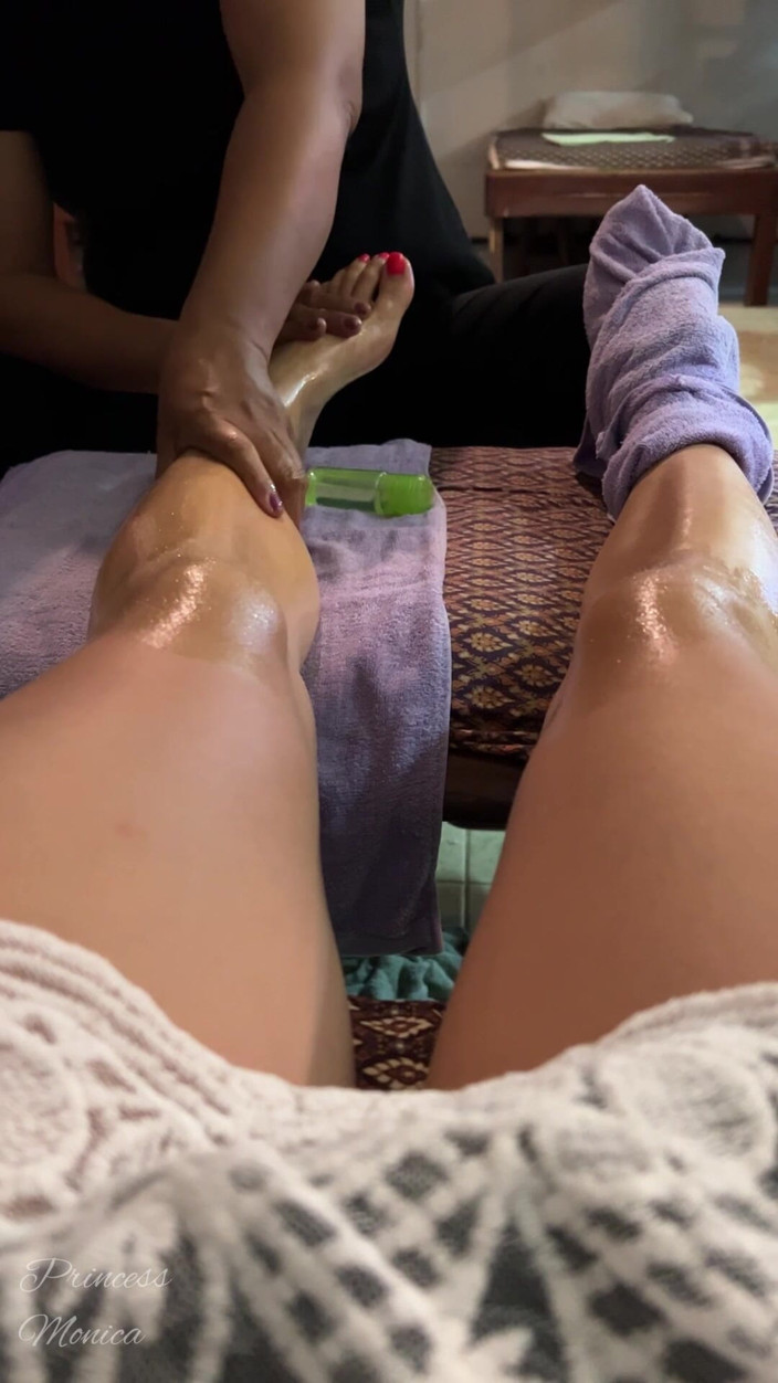 Princess Monica: Massagem no pé oleada por mulheres tailandesas