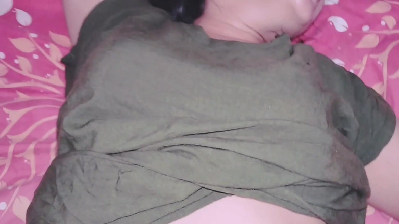 Pasutri indo: एक सुंदर, खूबसूरत इंडोनेशियाई लड़की अपने किराए के घर में अपने भविष्य के प्रेमी से प्यार करती है।