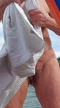 Bunica sexy înoată goală în lac