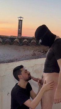 Ayah mengisap penis dewasa dan membuatnya cum hingga 3 kali berturut-turut