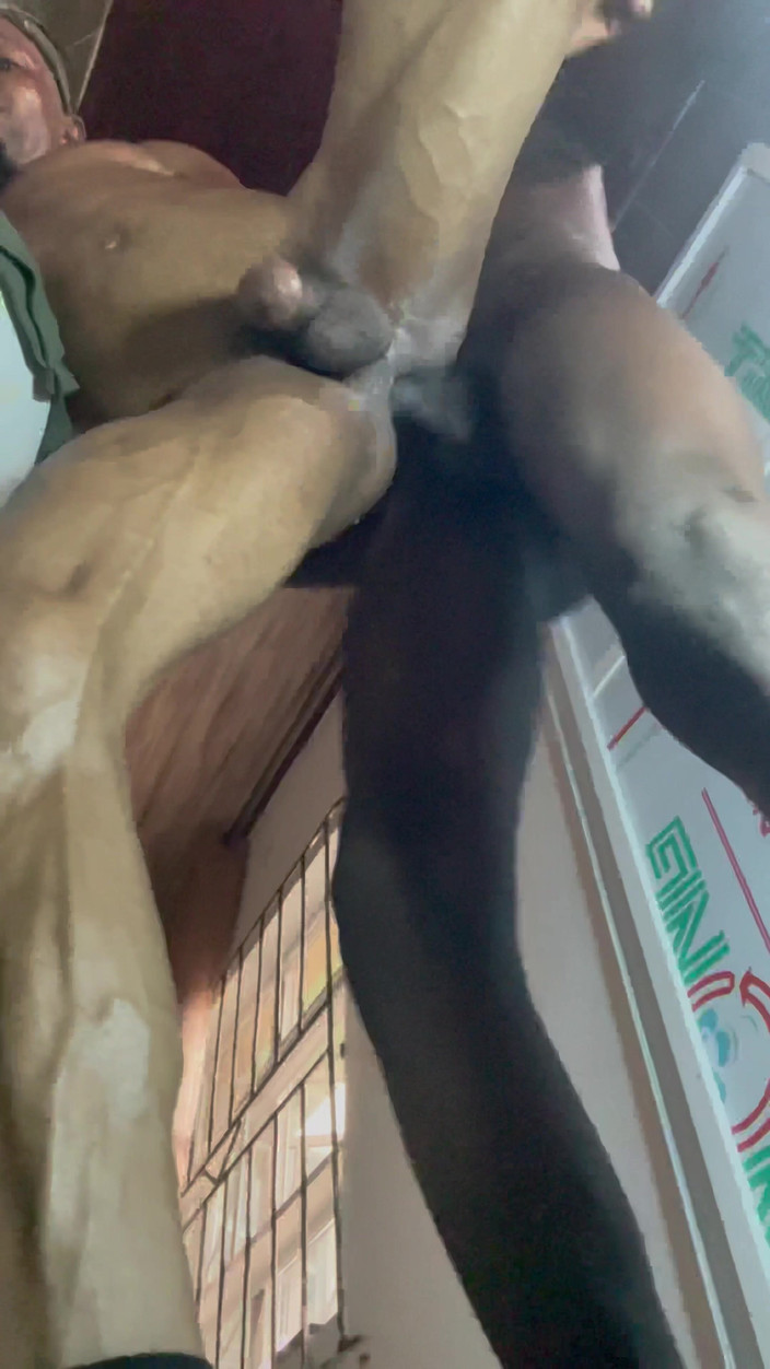 Sluttybeast&dickpolicy: Kouření na záchodě