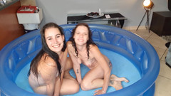 domslutfucker: 充气泳池撒尿乐趣2男1女3P