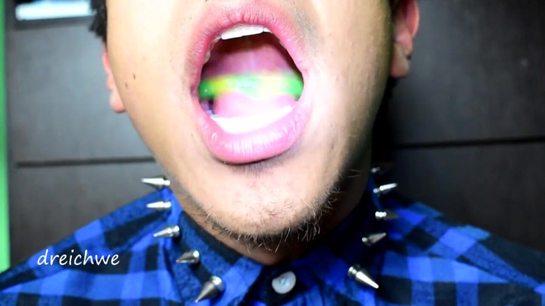 Dreichwe: Eating rubber worms