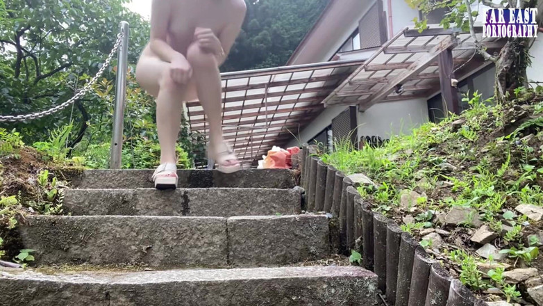 Far East pornography: Wet-mark wander como ela deixa uma trilha cintilante onde quer...