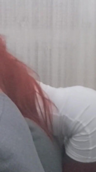 Seksi kıyafetler giymiş bir MILF ağzına bir penis alır ve diline boşalma yapar.