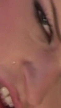 Blonde babe krijgt intense poesjesbeffen en vingeren