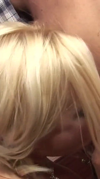 Geile MILF Michelle Thorne, eine schlampe mit riesigen brüsten und einer rasierten muschi, wird von einem schwanz in ihrer muschi angedreht