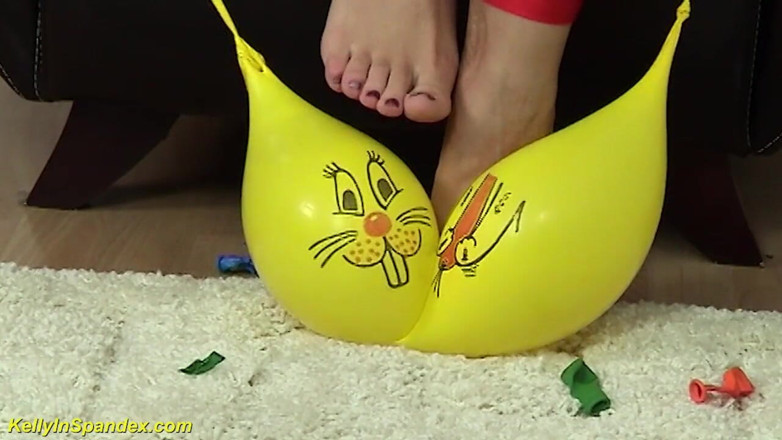 Fetish Islands: Cute German redhead spandex teen squeezing yellow latex balloon