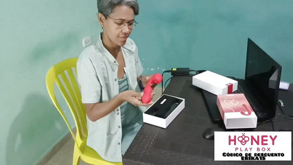 Swingersamateur40: Masturbuji svými novými hračkami a můj nevlastní syn mě sleduje...