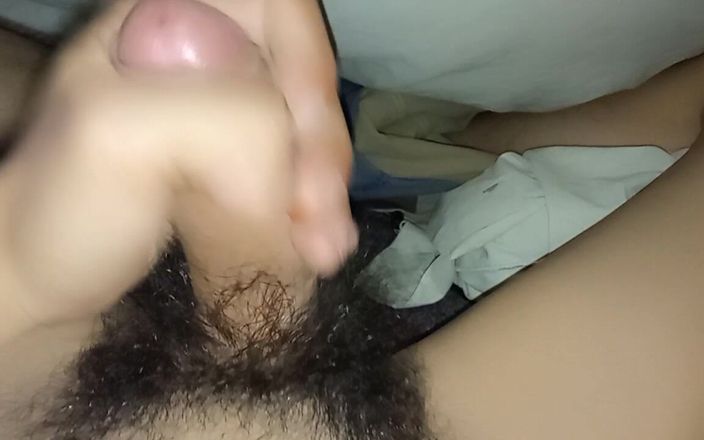 WolfGV: Garoto masturbando seu pau grande e peludo