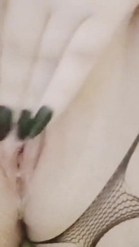Seksi külotlu çorapla süper azgın orta yaşlı seksi kadın orgazm oluyor