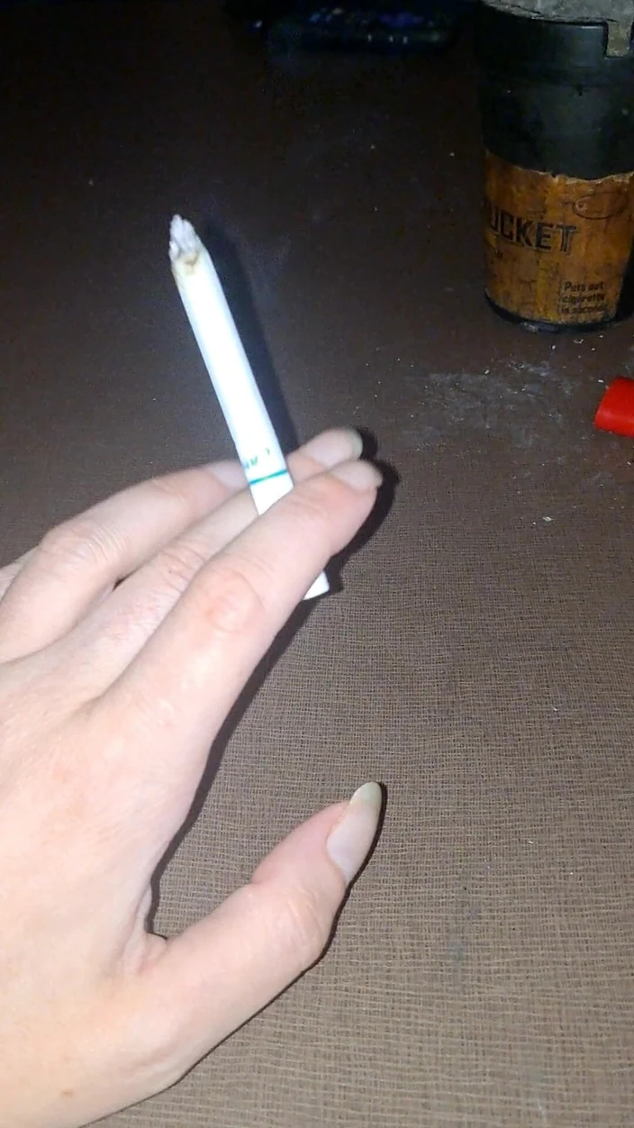 Naughty alchemy: Dlouhé nehty a cigareta
