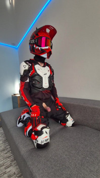 Um motociclista muito animado marcou suas novas botas de raposa