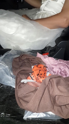 Naomisinka: Travestiet met trouwjurk tijdens het rijden en klaarkomen in de...