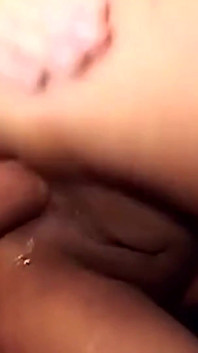 Una ragazza asiatica super magra ama giocare con dildo durante le sessioni di sesso