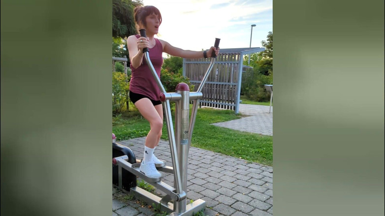 TV_Helena: Outdoor-Training mit Vibrator für arsch und schwanz! Transe kommt direkt...