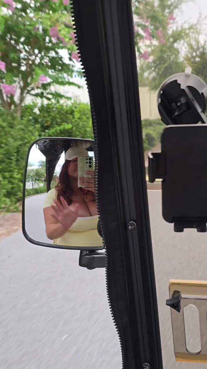 Annabelle Rogers: Připojte se ke mně, když jedu golf carting kolem vesnic...