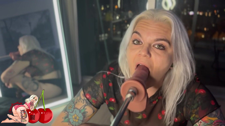 CherryBombBomb: 第一次在性爱机器上深喉口交