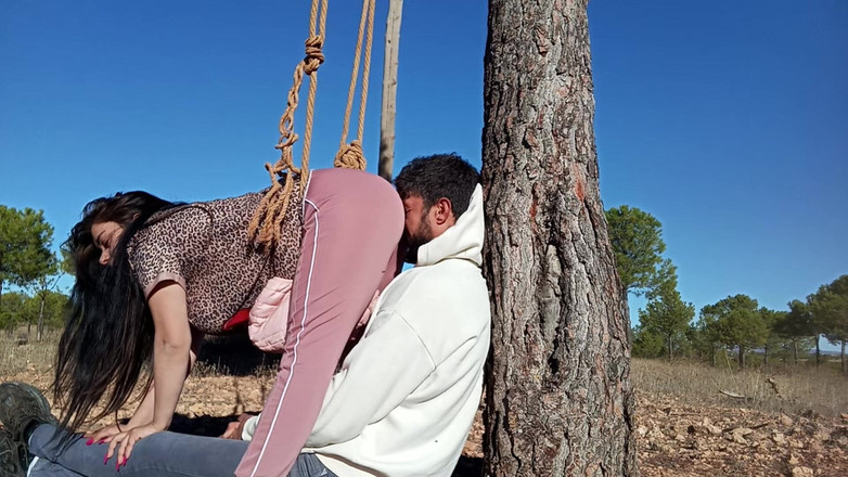 fartingclub01: Peidando na cara dele enquanto eu esmago entre minha bunda...