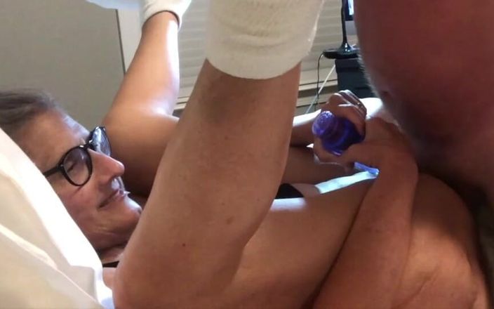 Squirting Senior: メガネをかけた熟女が夫に犯され、巨根が顔射を受ける