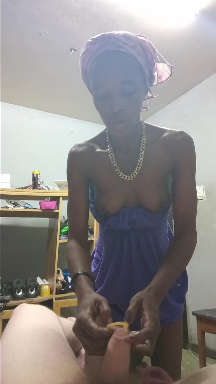 hothouse18xxx: Une black se caresse la chatte et suce la bite...