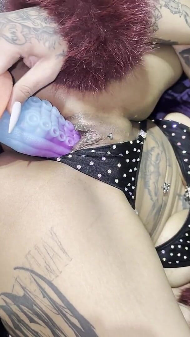 Laika Lewd: Goth Girl Cosplaying as Yoruichi Shihouin, Fucks Her Tight Pierced...