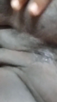 Anty si cewek hot india lagi asik fingering memeknya pakai jari sampai muncrat