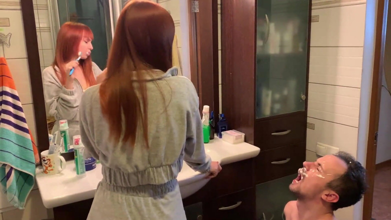 Petite Princesses Femdom: Awek berambut merah menghisap giginya dan meludah ke dalam mulut...