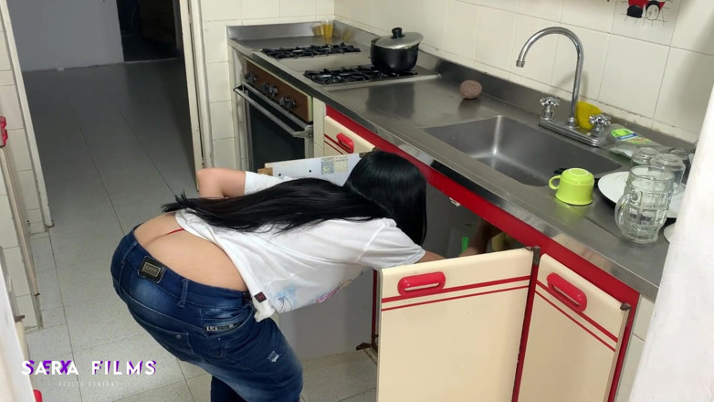 Sara films: Horny plumber shows her huge ass
