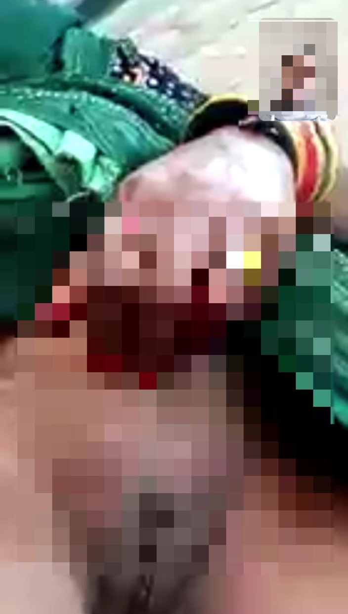 AkashKumar: Une bhabhi du village desi montre son cul et sa...