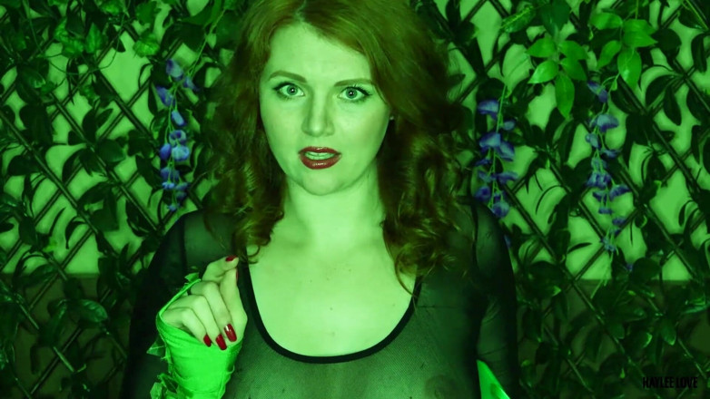 Haylee Love: Poison Ivy dělá Robin svou otrokyní, část 2