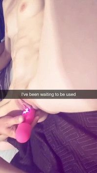 Дружина курить і зраджує, поки вдома одна і трахає свого чоловіка на Snapchat. Спермо-шлюха не може перестати кінчати