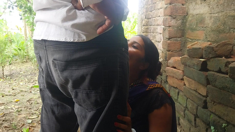 Pooja raniji: Pooja Bhabhi venku v zahradě sexy šukací video